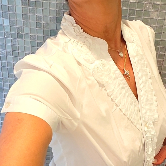 NWOT Crisp White Cotton Stretch Blouse, Short Sleeve, Ruffled V-neck, S - Picture 2 of 15